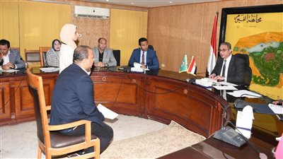 فرص عمل بالقطاع الخاص ومساعدات إنسانية في لقاء محافظ الفيوم لخدمة المواطنين 