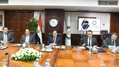 وزير البترول يتابع مستجدات مبادرة تحويل السيارات للعمل بالغاز الطبيعي