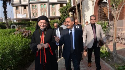 محافظ الإسماعيلية يهنئ الأقباط الكاثوليك بعيد الميلاد المجيد (صور)
