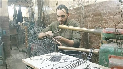 الاستيراد يهدد الصناعات الحرفية.. صاحب ورشة مستلزمات عيد الميلاد: لو الحال استمر كدا هنقفل (فيديو وصور)