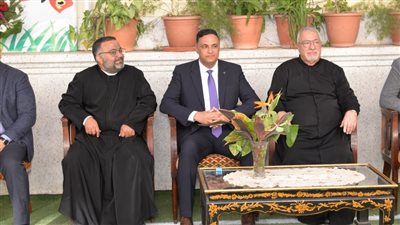 محافظ الدقهلية يقدم التهنئة للإخوة الأقباط الكاثوليك