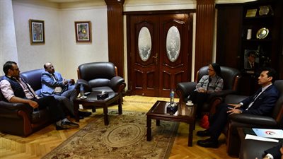 وزير الشباب والرياضة يلتقي رؤساء بنوك الشفاء والطعام والكساء