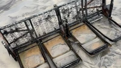 ظهور مقاعد معدنية غامضة بشاطئ في الولايات المتحدة وتكهنات بشأن المصدر، ما القصة