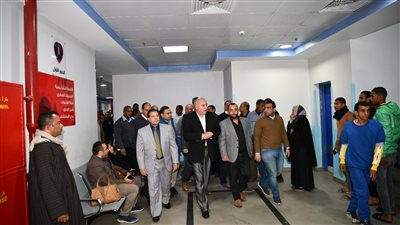 محافظ قنا يزور مصابي حادث التريلا بالمستشفى الجامعي ويوجه بتقديم الرعاية اللازمة (صور)