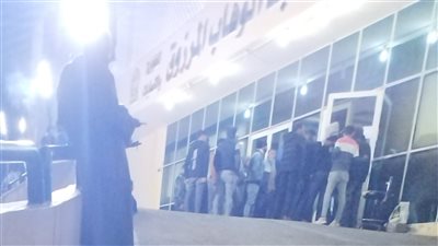 تكدس أهالى مصابى حادث كوبرى الشيخ يونس بقنا أمام المستشفى (فيديو)