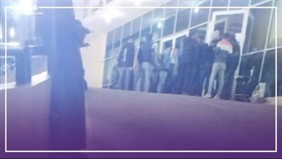 أهالي ضحايا حادث كوبرى الشيخ يونس بقنا ينتظرون خروج الجثامين أمام مشرحة مستشفى المرزوقي (فيديو)