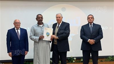 وزيرا التنمية المحلية والزراعة ومحافظ بورسعيد يسلمون 170 عقدا للمزارعين (صور )