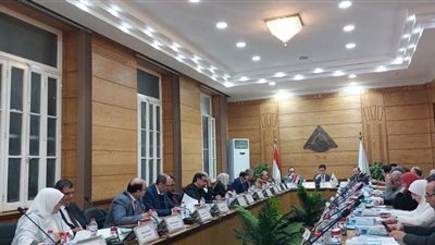 رئيس جامعة بنها يوجه أعضاء هيئة التدريس بمتابعة الامتحانات