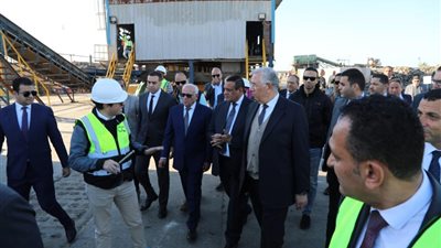 وزيرا التنمية المحلية والزراعة يتفقدان مصنع تدوير القمامة في بورسعيد