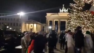 مظاهرة أمام السفارة الأمريكية فى برلين تطالب بإنهاء الحرب على غزة (فيديو)