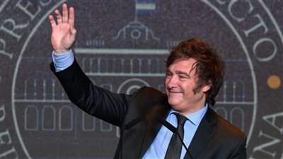 الرئيس الأرجنتيني يشارك المستوطنين رقصاتهم أمام حائط البراق في القدس المحتلة (فيديو)