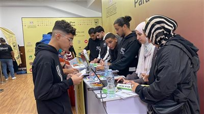 وزير الشباب يتفقد استلام الحقيبة الرياضية للمشاركين بماراثون زايد الخيري في نسخته الثامنة