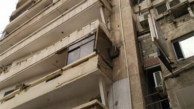 لجنة هندسية لمعاينة سقوط عقار بمنطقة سيدى بشر فى الإسكندرية 