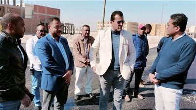رئيس جهاز طيبة الجديدة يتابع تنفيذ رصف طرق منطقة 480 فدانا 