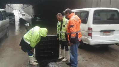 انتشار سيارات الصرف الصحي في شوارع وميادين الإسكندرية لشفط مياه الأمطار 