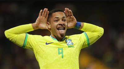 برشلونة يهيئ جماهيره لصفقة البرازيلي فيتور روكي بفيديو مشوق