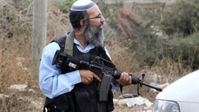 طالبهم بعدم المساس بالقرآن، اعتداء مستوطنين على فلسطيني يثير غضب النشطاء في الغرب (فيديو)