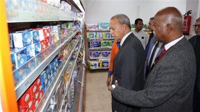محافظ القليوبية يتفقد عددا من الهايبرات للاطمئنان على توافر السلع الغذائية