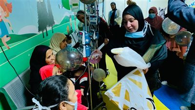 طلاب جامعة الأقصر يحتفلون بالعام الجديد مع الأطفال مرضى السرطان بمستشفى الأورمان (صور)