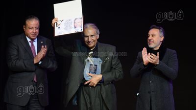 المركز القومي للمسرح يكرم عمرو دوارة، وإهداء خاص من المؤرخ (صور)