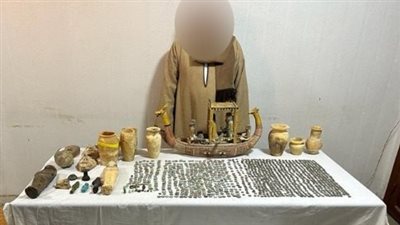 حبس موظف بالمعاش عثر بحوزته على مركب أثري و17 تميمة بالمنيا