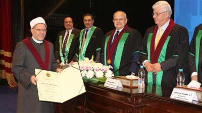  وزير التعليم العالي يكرِّم مفتي الجمهورية في عيد العلم الثامن عشر 