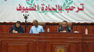 رئيس مركز الفرافرة يعقد لقاء اليوم المفتوح لبحث مشكلات المواطنين