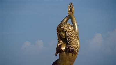 ارتفاعه 6 أمتار ويعرض رقصتها الشهيرة، تمثال لـ شاكيرا في مسقط رأسها بكولومبيا (فيديو)