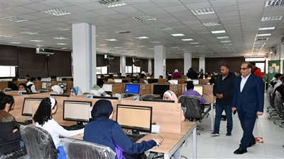 2560 طالبا يؤدون الاختبارات إلكترونيا بجامعة الإسماعيلية الجديدة (صور)