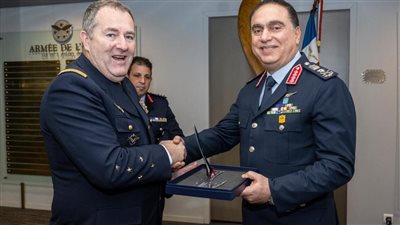 قائد القوات الجوية يبحث التعاون مع رئيس هيئة أركان سلاح الجو والفضاء الفرنسي