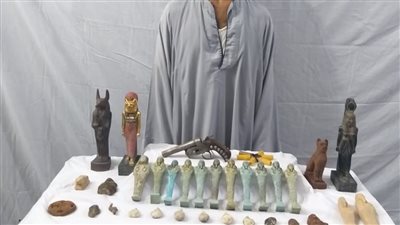 تفاصيل جديدة حول الكنز الأثري المضبوط داخل منزل موظف بالمنيا 