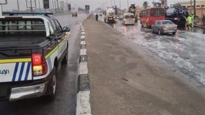 جهود مُكثفة لرجال الشــرطة لمساعدة المواطنين في مواجهة موجة الطقس السيئ (صور) 