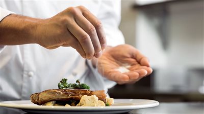 فندق فرنسي يطرد طاهيا كبيرا بسبب مضايقات مهينة 