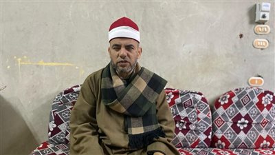 عمر الشريف.. مقرئ كفيف بالمنيا يُعلم الإنشاد الديني لذوي الهمم عبر مواقع التواصل (فيديو وصور)