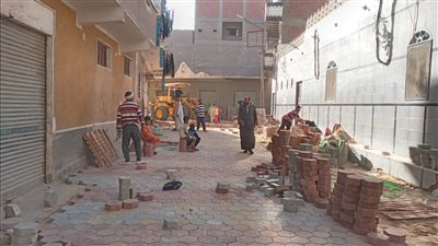 البدء فى تنفيذ إجراءات تركيب بلاط الإنترلوك بمدينة فرشوط 