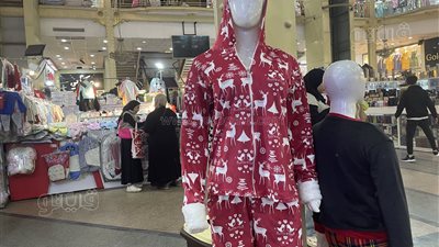 أسعار ملابس الكريسماس 2024 في السوق المصري (فيديو وصور)