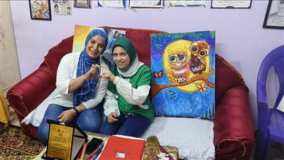 نورهان عابد قمر تتحدى إعاقة البصر بالإبداع.. ابنة الدقهلية ترسم بتخيلها وتعرف اللون من سن القلم.. وتكتب الشعر لتواجه التنمر