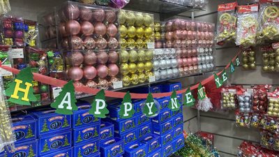 إقبال على شراء الزينة وشجرة الكريسماس بوسط البلد (فيديو وصور)