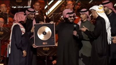 تركي آل الشيخ يهدي محمد عبده أسطوانة من الذهب الخالص، وفنان العرب يهديها لأهالي غزة (فيديو)