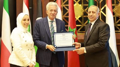 الأكاديمية العربية للنقل البحري تكرم أمين عام اتحادات الغرف المصرية والأوروبية والإفريقية