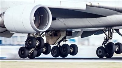 يسافر من الجزائر إلى فرنسا في عجلات الطائرة