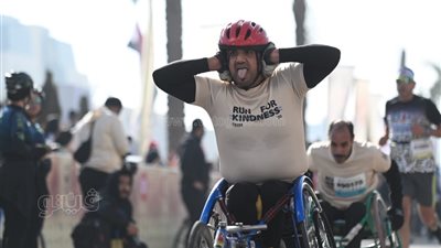 ماراثون زايد، مشارك من ذوي الهمم يحتفل على طريقة مؤمن زكريا (صور)