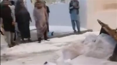 الثلوج تغطي القصيم بالسعودية، والنشطاء يربطونه بحديث رسول الله عن آخر الزمان (فيديو)