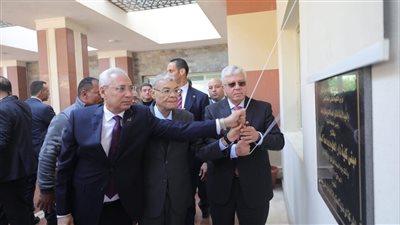 أيمن عاشور يفتتح عددًا من المشروعات الصحية والتعليمية بجامعة المنيا