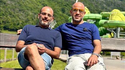 الكل اتعلم منه، عزيز الشافعي يوجه رسالة لأيمن بهجت قمر بعد ألبوم عمرو دياب