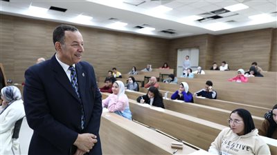 رئيس جامعة المنصورة الجديدة يتفقد سير امتحانات الفصل الدراسي الأول