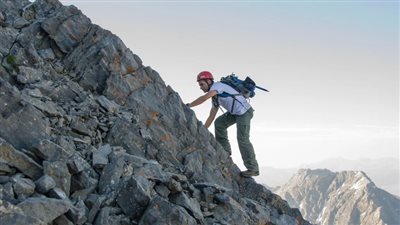 تفسير حلم تسلق الجبل في المنام وعلاقته بالابتعاد عن المشاكل