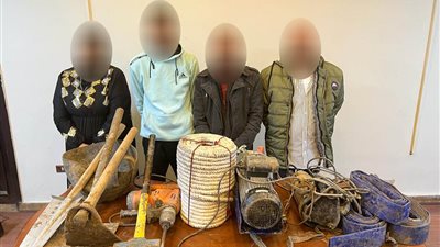 القبض على مشعوذة و3 رجال لتنقيبهم عن الآثار داخل حظيرة مواشى ببولاق الدكرور