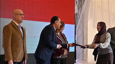 رئيس الوزراء يسلم عقود وحدات المستفيدين من مبادرة سكن لكل المصريين بأكتوبر الجديدة