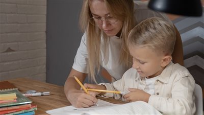 كيف تساعد طفلك المصاب بعسر القراءة، وما هي خيارات العلاج؟